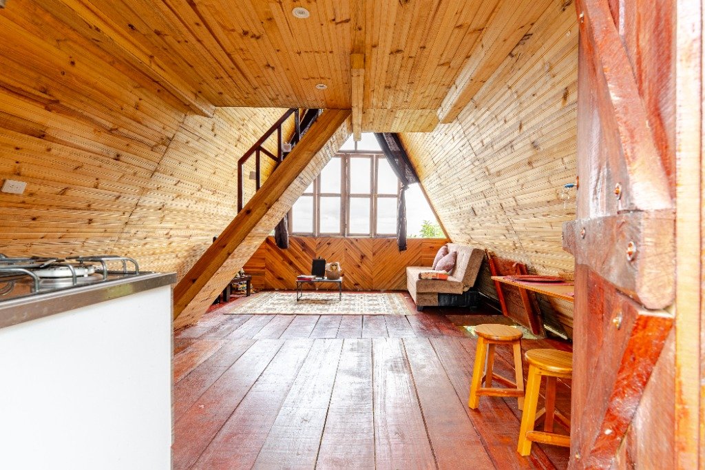 Cocina y escaleras de madera